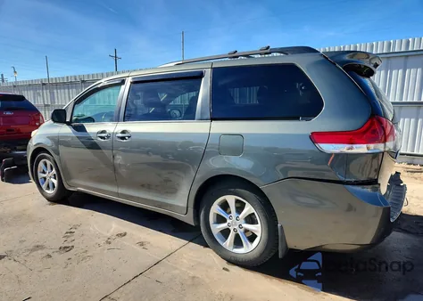 2014 Toyota Sienna Xle z USA, uszkodzony, nr VIN 5TDDK3DC6ES077705